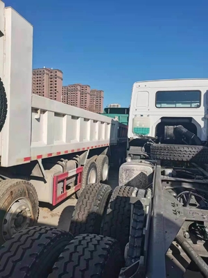 Camionetti di scarico con capacità di carico da 21 a 30 t e camionetti di trattori usati